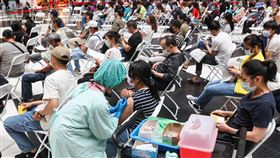 新增破萬例疫情燒不停  民眾北車打疫苗（1）國內28日新增本土確診個案數量已破萬例；近期燒不停的疫情也催出疫苗打氣，不少民眾下午前往台北車站接種站，由醫護人員協助接種疫苗，提升防護力。中央社記者鄭清元攝  111年4月28日