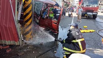 驚！車冒濃煙　檳榔攤老闆離奇自撞亡