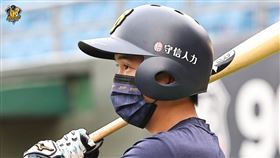 ▲中信兄弟江坤宇賽前戴口罩練習。（圖／中信兄弟球團提供）