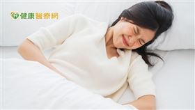 子宮內膜異位症是子宮內膜組織跑到子宮腔以外的地方，最常見症狀就是經痛，其次骨盆腔疼痛、肛門疼痛、性交疼痛等。