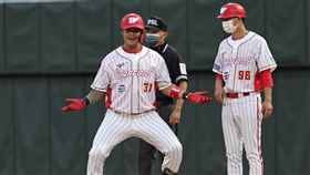 ▲味全龍林智勝上壘後慶祝手勢。（圖／味全龍球團提供）