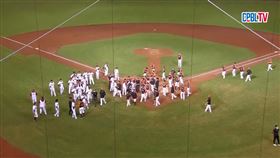 ▲霸林爵疑似不滿對手偷暗號，與獅隊球員言語交換，引發板凳清空。（圖／擷取自CPBL TV）