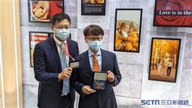 元太科技董事長李政昊(左)、總經理甘豐源(右)出席Touch Taiwan智慧顯示展。（圖／記者戴玉翔攝影）