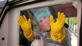 醫生戴「佩佩豬面具」幫孩子篩檢　。（圖／花蓮慈濟醫院網站）