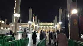 疫情下的齋戒月先知清真寺齋月期間，所有穆斯林須提供注射疫苗證明，下載Tawakkalna應用程式，獲准後才能進入。中央社記者隋念華麥地那攝  110年5月11日