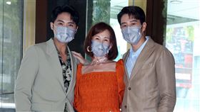 「親愛的亞當」男主角胡宇威、周丹薇、李運慶劇中母子檔團聚。（記者邱榮吉/攝影）