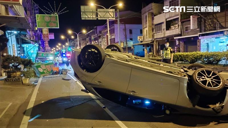 扯！酒駕上路還睡著　派出所前大翻車