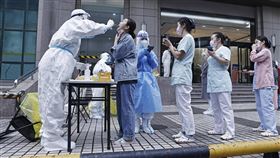 上海官方宣布推動常態化核酸採樣，首波在市內設置534個採樣點。圖為26日上海金山路民眾露天排隊接受核酸檢測。（圖／中新社）
