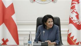 喬治亞總統佐拉比契維利表示，喬國未加入北約與歐盟是一大弱點，歐美重心雖應放在烏克蘭，但也不應遺忘喬治亞，否則俄國恐伺機而動。（圖／翻攝自twitter.com/Zourabichvili_S）
