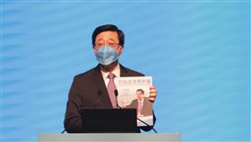 李家超公布參選特首政綱 強化政府治理能力香港行政長官唯一候選人李家超29日公布參選政綱，提出強化政府治理能力。圖為李家超在會議展覽中心向基層代表公布政綱。中央社記者張謙香港攝  111年4月29日