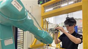 工業富聯智慧產線使用AR眼鏡進行遠程協作。（圖／工業富聯提供）