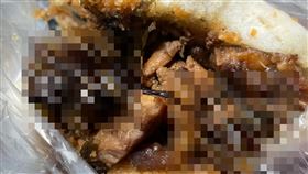 原PO在割包中發現蟑螂。（圖／翻攝自《爆料公社》）