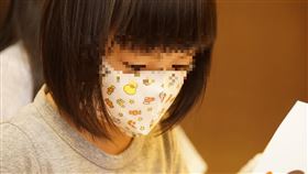 孫放學回家變「超可愛口罩」！阿嬤一聽來源嚇傻：慘了（圖／翻攝自曹嘉豪臉書）