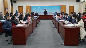 照顧經濟弱勢長輩  竹縣府發1萬元敬老金新竹縣政府為照顧經濟弱勢長輩，民國94年8月1日後設籍竹縣10年弱勢長者，可在今年10月4日重陽節，領新台幣1萬元敬老禮金，縣長楊文科（後中）21日指示第一線承辦人、村里幹事協助執行。（新竹縣政府提供）中央社記者郭宣(文三)傳真  111年2月21日