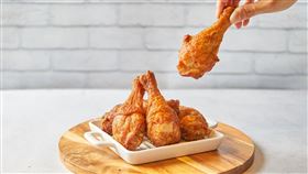 頂呱呱也推出豪邁的「一斤炸雞腿」，總共有8支。（圖／業者提供）