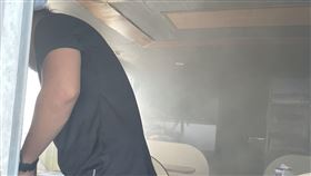 ▲屏東墾丁後壁湖29日下午發生一起遊艇冒煙，2名潛水客因吸入濃煙和油氣，身體不適陷入昏迷的意外。經送醫救治後，院方表示皆為吸入過量一氧化碳，治療後已沒有大礙。（圖／民眾提供）