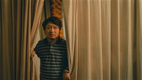 《頭七》納豆拉Selina頭髮拖行在地。（圖／皮諾丘電影提供）