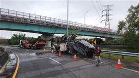 后里交流道 刨路機翻車