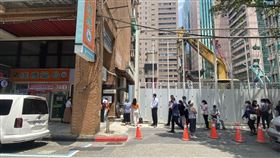 仍有不少民眾在藥局外排隊等買快篩。（圖／記者簡浩正攝影）