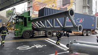驚悚！貨櫃車撞落限高桿驚悚「斬頭」