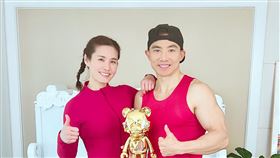 劉畊宏（右）與妻子（左）跳操的豪宅也跟著爆紅。（圖／翻攝自劉畊宏微博）
