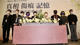 促轉會任務成果發表會（1）促轉會30日上午舉行「真相．傷痕．記憶 促轉會任務成果發表會」，開幕儀式由代理主委葉虹靈（左5）率領委員一同種植野百合球根，象徵種下希望、為未來轉型正義扎根。中央社記者張皓安攝  111年4月30日