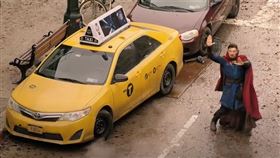 《奇異博士2》片段中出現大紀元時報字樣。（圖／翻攝自IMDb）