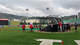 ▲職員快篩陽性，味全龍天母比賽臨時取消，賽前正常練球。（圖／記者蕭保祥攝影）