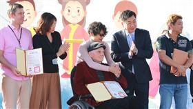 陳宗彥頒歸化國籍證書給閔子雍內政部次長陳宗彥（右2）8日出席在台南舉行的移民節慶祝活動，頒發歸化國籍證書給前比利時台北辦事處主任閔子雍（前中）等人。（移民署提供）中央社記者楊思瑞台南傳真  108年12月8日