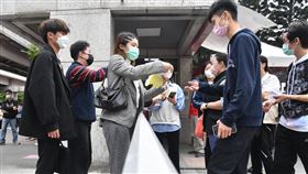 四技二專統測登場  不開放親友陪考111學年度四技二專統一入學測驗30日登場，受到COVID-19疫情影響，試場不開放家長、親友陪考。圖為教師上午在台灣科技大學考場外隔著門口柵欄向考生做最後叮嚀。中央社記者王飛華攝  111年4月30日