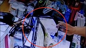 上藥局「偷快篩試劑」！兄弟拿了就跑