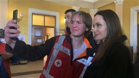 安潔莉娜裘莉（Angelina Jolie）30日突然現身烏克蘭西部城市利維夫（Lviv），會晤流離失所難民。(圖／美聯社／達志影像)
