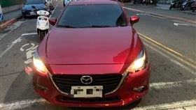 警局前酒駕撞人肇逃　目擊警追車逮人