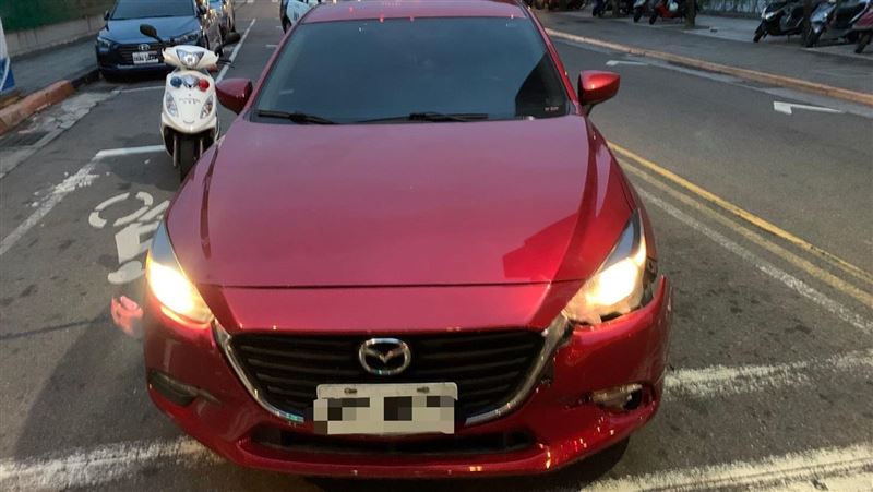 警局前酒駕撞人肇逃　目擊警追車逮人