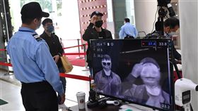 國內疫情燒不停　民眾外出不忘防疫（2）國內COVID-19疫情持續延燒，30日單日新增本土確診數仍破萬例，提醒民眾外出仍需戴好口罩，遵守相關防疫規範。圖為台北中正紀念堂入口處設有測溫儀，可即時量測入場民眾體溫。中央社記者趙世勳攝  111年4月30日