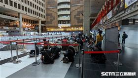 直擊／台鐵51不上班！台北車站冷清　百人聚集只為打疫苗。（圖／記者戴玉翔攝影）