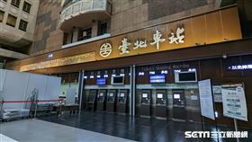 直擊／台鐵51不上班！台北車站冷清　百人聚集只為打疫苗。（圖／記者戴玉翔攝影）