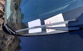 合歡山違停車輛雨刷夾白紙，企圖營造已開單的假象。（圖／翻攝中橫路況交通資訊站粉專）