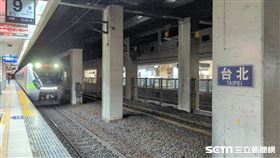 直擊／台鐵停駛！台北車站上午唯一進站列車　乘客不到百人。（圖／記者戴玉翔攝影）