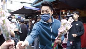 蔣萬安發康乃馨（圖／蔣辦提供）