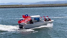 國旗飄揚舊金山灣  挺台灣入世衛僑務促進委員蕭仁麒4月29日自駕快艇從舊金山東灣一處碼頭出發，船身立著二面大幅中華民國國旗，登船的僑界人士手搖小國旗。（金山灣區華僑文教服務中心提供）中央社記者周世惠舊金山傳真  111年5月1日