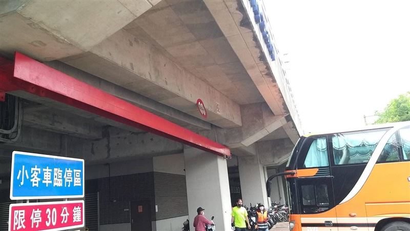 類火車意外！車頭撞壽豐站限高桿凹陷