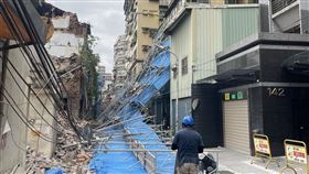 ▲台北市大同區一拆屋工地現場鷹架倒塌，砸中對面民宅，大力鷹架鋼條、磚塊土石堵住巷弄。（圖／翻攝畫面）