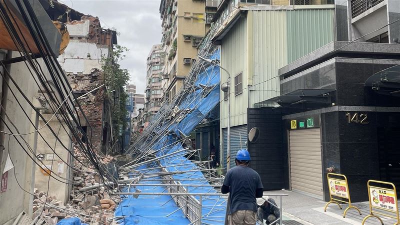 驚悚瞬間曝！北市工地鷹架塌砸中民宅