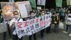 台鐵五一休假　訴求安全改革（1）台灣鐵路產業工會1日下午前往總統官邸外舉行「安全改革基層參與 總統請聽路員心聲」記者會，提出安全改革等6項訴求，呼籲政府勿漠視基層聲音。中央社記者裴禛攝　111年5月1日