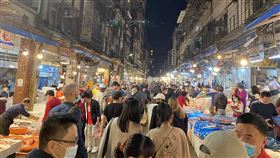 老爺式旅行將帶旅人體驗在地生活日常，如基隆崁頂魚市場深夜叫賣文化，開發有別以往的城市旅遊行程。（圖／旅宿業者提供）