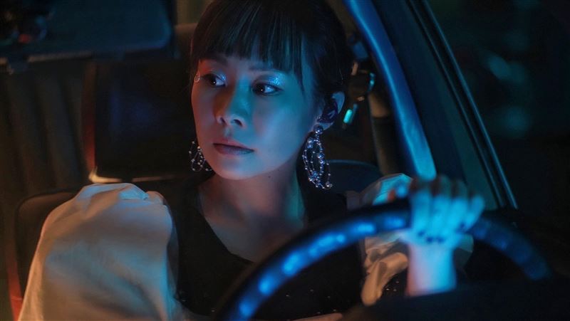 女星開車竟狂吞防蚊液　舌頭下場曝光