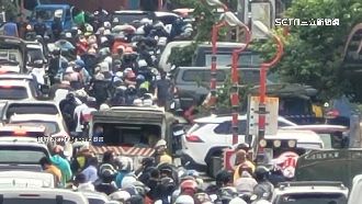 畫面曝光！重機塞爆南橫動彈不得