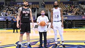 法務部長現身T1開球！中信特攻主場大逆轉　成功射下太陽