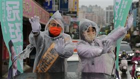 初選前衝刺 黃捷陪卓冠廷雨中拜票 盼鄉親「顧電話守住好青年」。卓冠廷提供